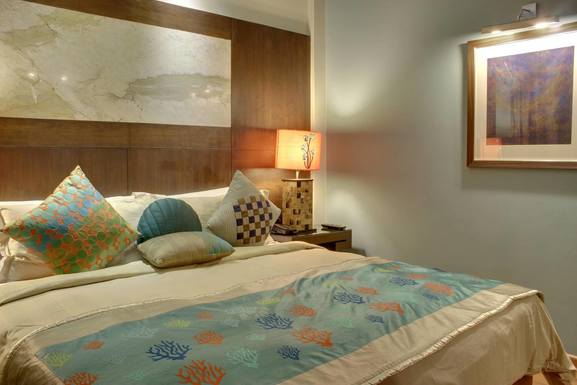 Justa Mg Road Hotel Bangalore Buitenkant foto