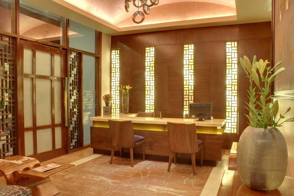 Justa Mg Road Hotel Bangalore Buitenkant foto