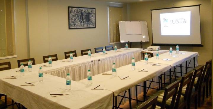 Justa Mg Road Hotel Bangalore Buitenkant foto