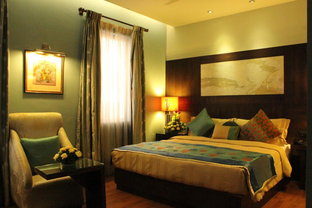Justa Mg Road Hotel Bangalore Buitenkant foto