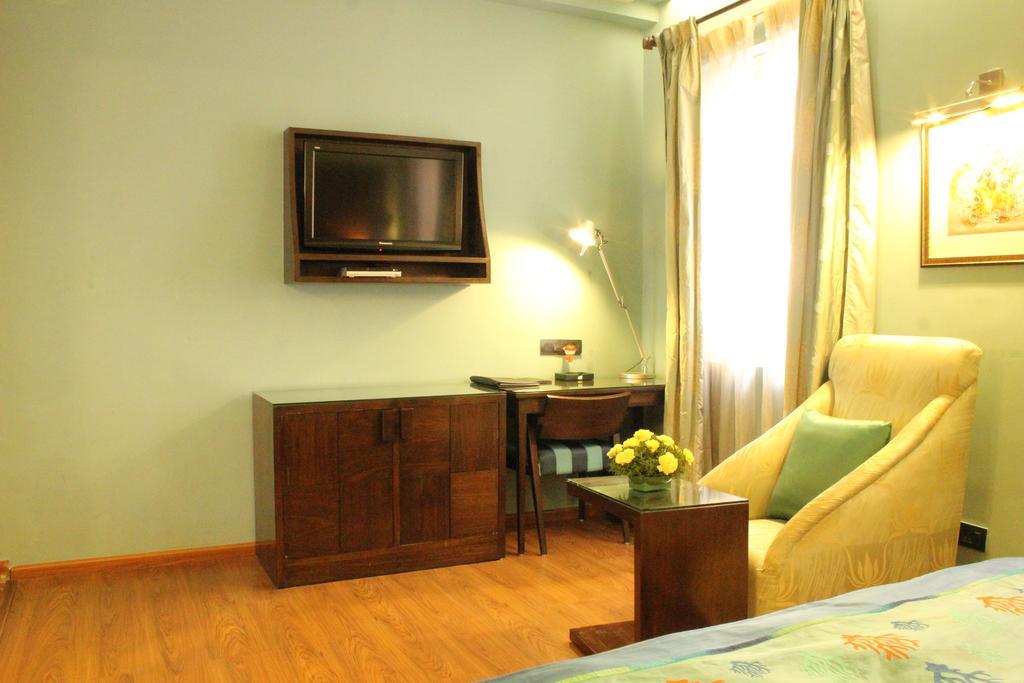 Justa Mg Road Hotel Bangalore Buitenkant foto