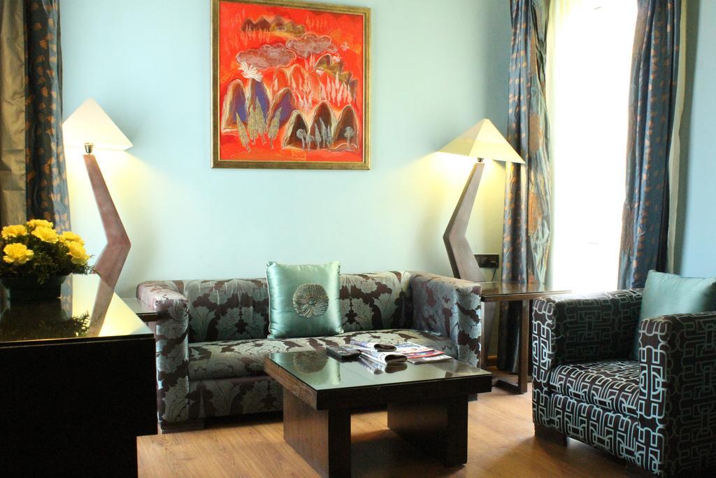 Justa Mg Road Hotel Bangalore Buitenkant foto