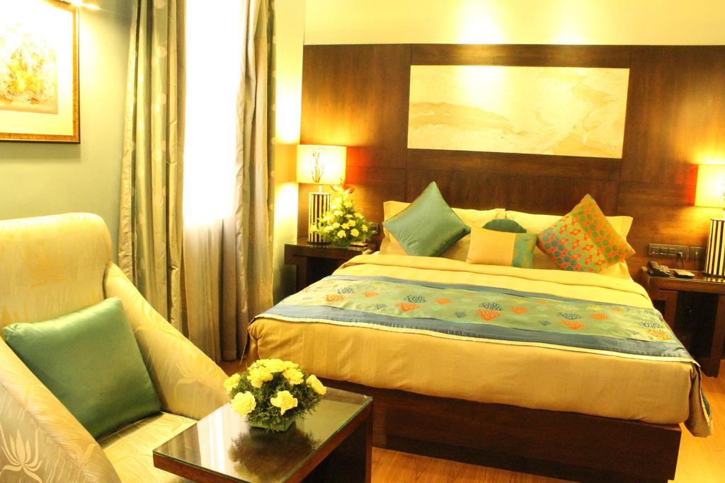 Justa Mg Road Hotel Bangalore Buitenkant foto