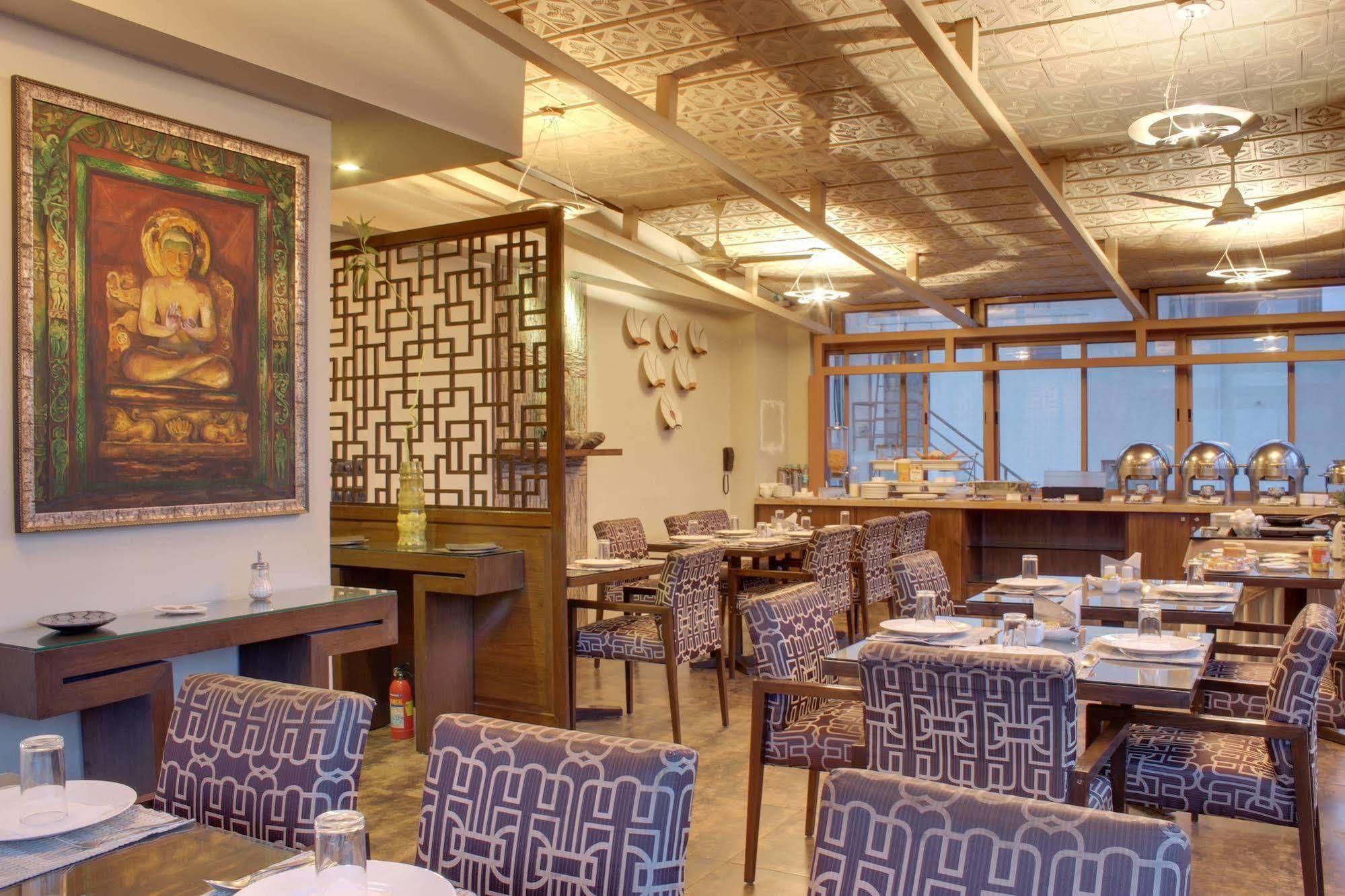 Justa Mg Road Hotel Bangalore Buitenkant foto