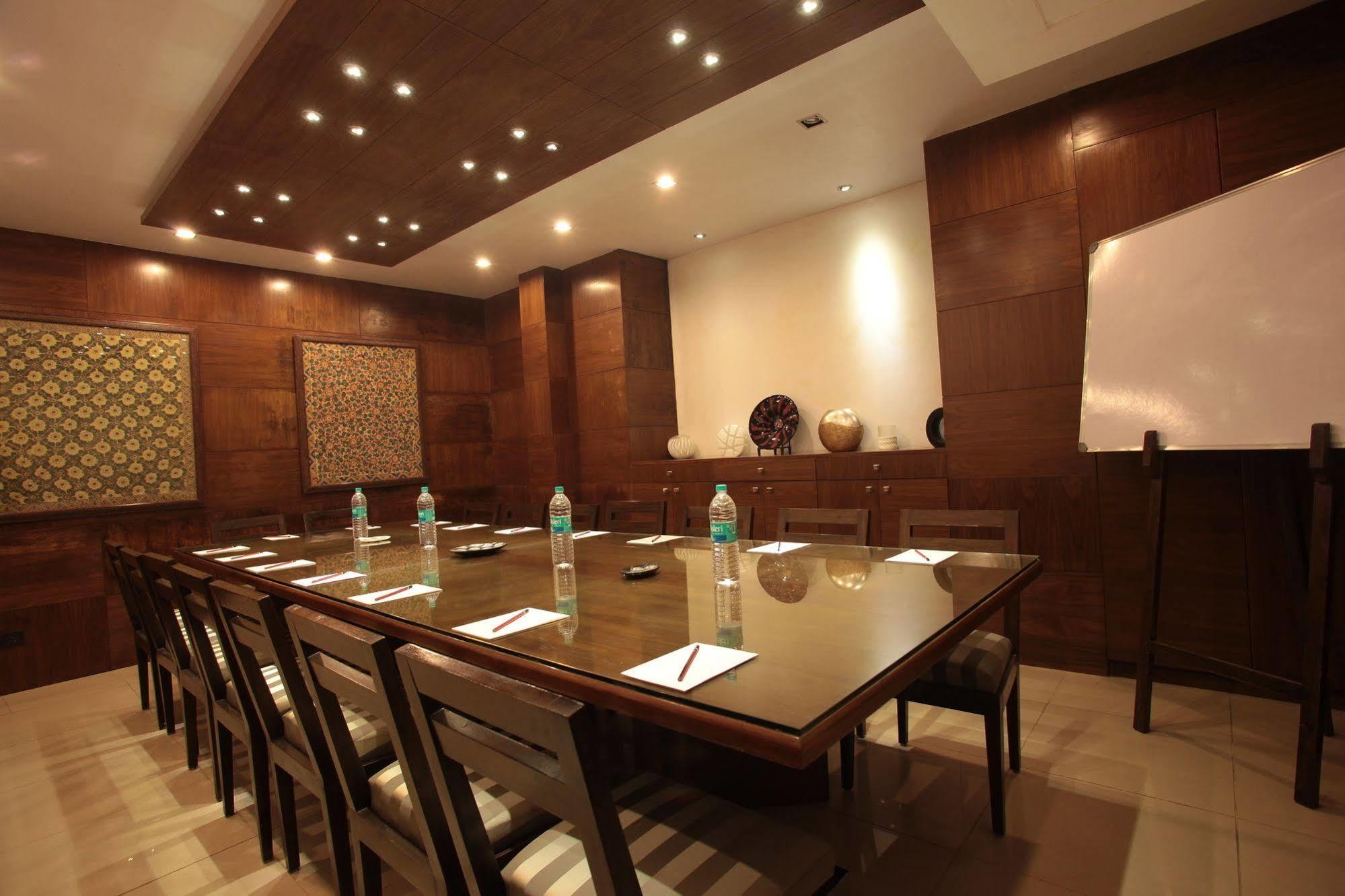 Justa Mg Road Hotel Bangalore Buitenkant foto