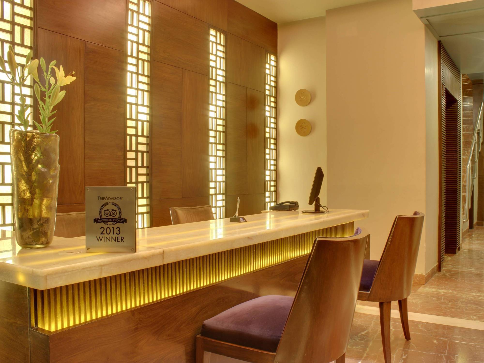 Justa Mg Road Hotel Bangalore Buitenkant foto